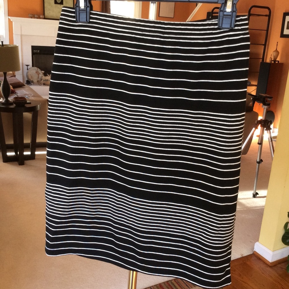 NWT MAX STUDIO BLACK AND WHITE STRIPES SKIRT